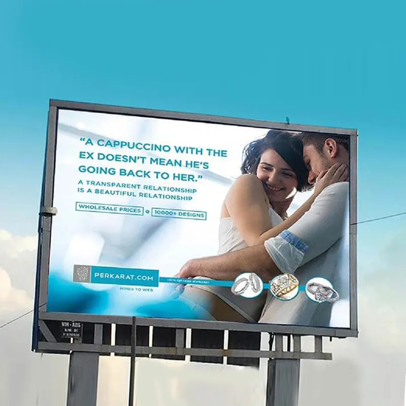 Outdoor billboard for Perkarat.com: a couple embracing under the headline “A cappuccino with the ex doesn’t mean he’s going back to her”, with the line “A transparent relationship is a beautiful relationship”, wholesale prices and 10,000+ designs badges.